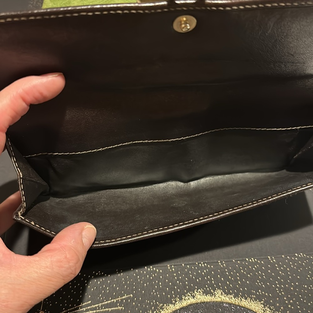 Gucci Elegant Brown Leather Wallet with Gold Accent - Picture 11 of 11
